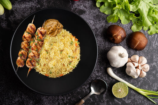 Nasi met kipdijfilet saté stokjes